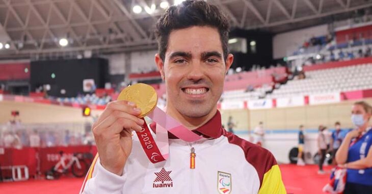 Exultante. Alfonso Cabello mostrando la primera medalla de oro para España en los Juegos Paralímpicos de Tokio 2020.