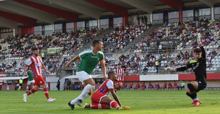 Miguel de las Cuevas en la acción de su gol que dio la victoria en Algeciras.