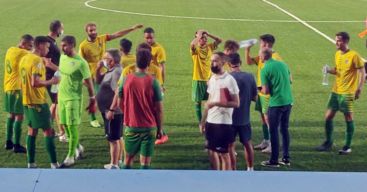 Los jugadores auriverdes en una pausa de hidratación. Foto: Montilla CF