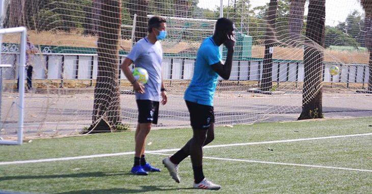 Ferney Mosquera junto a Gaspar Gálvez entrenando con el filial.
