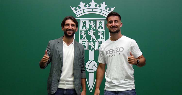 Álex Bernal (i) y Omar Perdomo (d) posando en su presentación con el Córdoba CF.