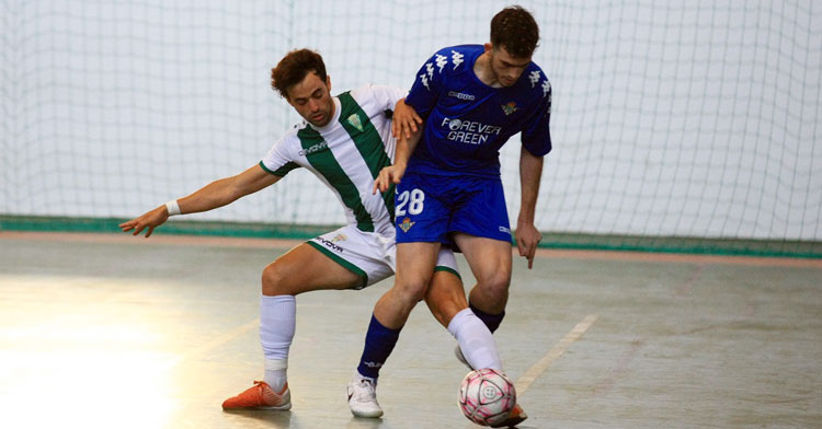 Pablo del Moral encimando a un jugador bético. Foto: Córdoba Futsal