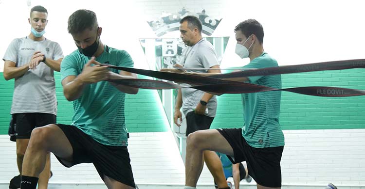 Omar Perdomo y Toni Arranz ejercitándose en el interior de El Arcángel con Germán Crespo y Álex Prieto al fondo.