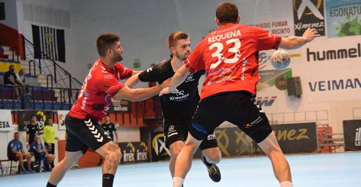 Pere Arnau abriendo el juego ante la defensa del Cajasur Córdoba BM.