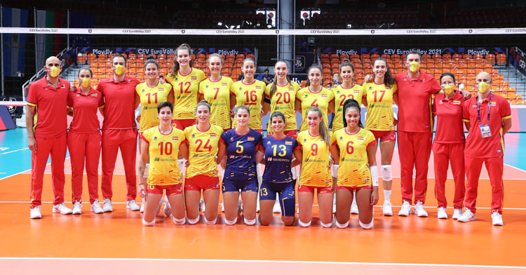 La selección española posando antes del partido. Foto: RFEVB