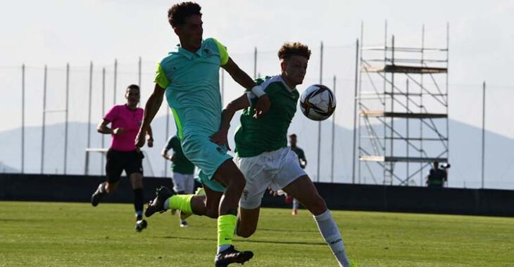 Simo peleando el balón con un jugador del filial granadino.