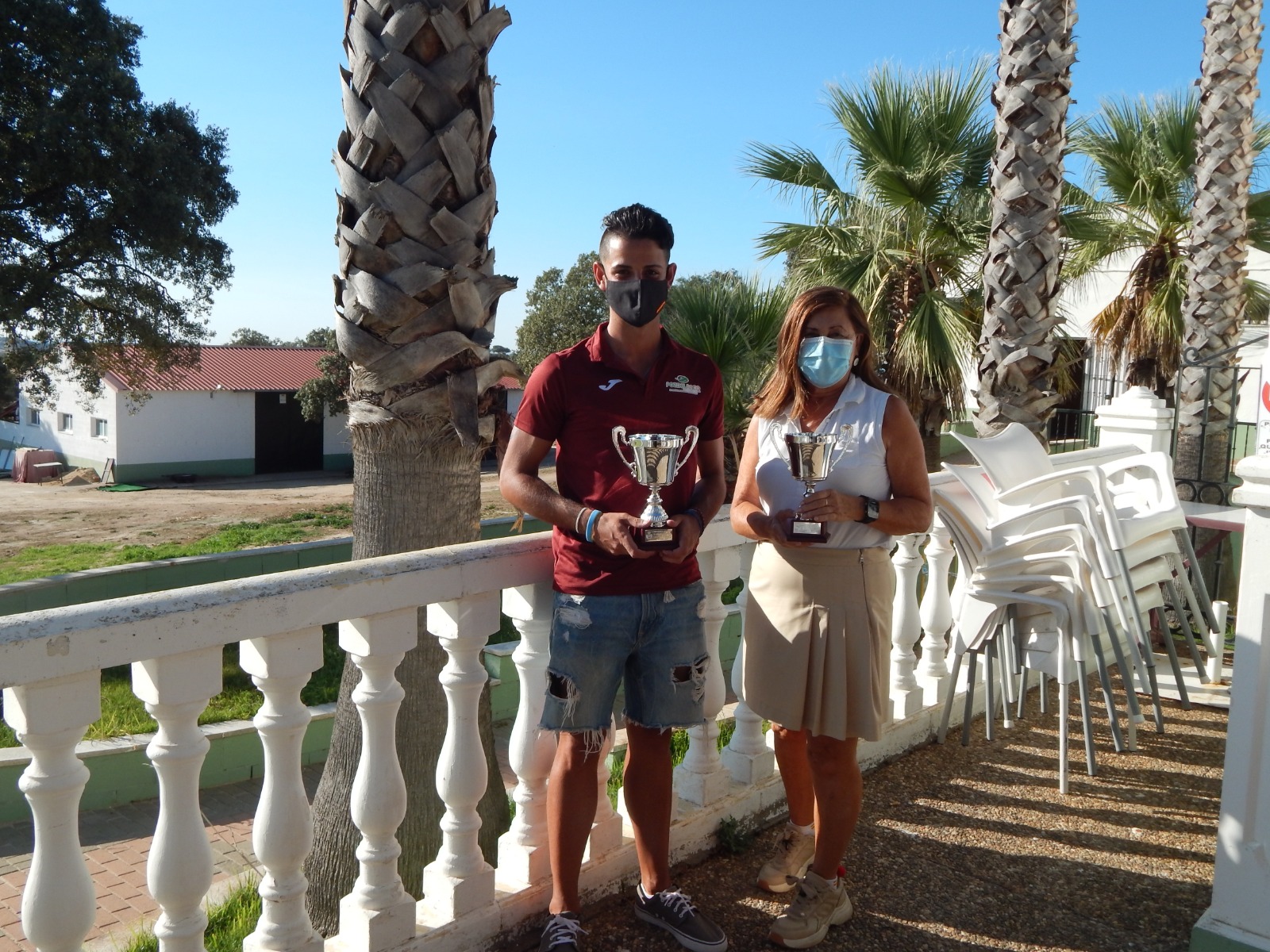 José Antonio Bejarano y María Dolores Luna posando con sus trofeos de campeones en el I Campeonato Provincial Absoluto de Córdoba de P&P.José Antonio Bejarano y María Dolores Luna posando con sus trofeos de campeones en el I Campeonato Provincial Absoluto de Córdoba de P&P.