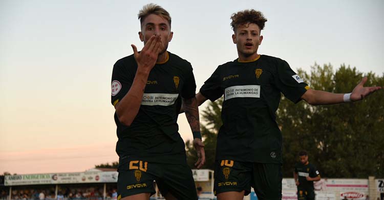 Antonio Casas celebrando su segundo gol junto a Simo.