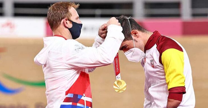 Alfonso Cabello recibiendo la medalla de oro del británico Cundy, su rival en la última década en los Juegos Paralímpicos.
