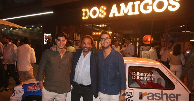 Diego y Dani García-ibarrola, junto a su tío Daniel posando con su Opel Corsa durante la presentación del equipo en Dos Amigos.