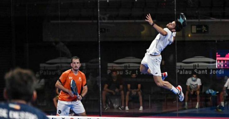 Javi Garrido volando para rematar en el Palau San Jordi con su compañero Juan Belluati al fondo.