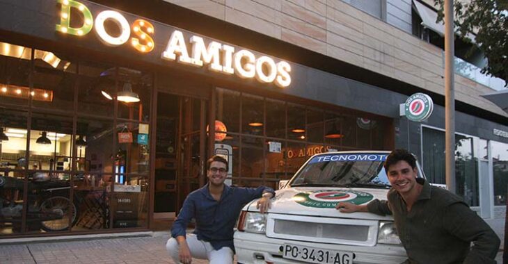 Diego, a la izquierda, y Dani García-Ibarrola posando ante su Opel Corsa.
