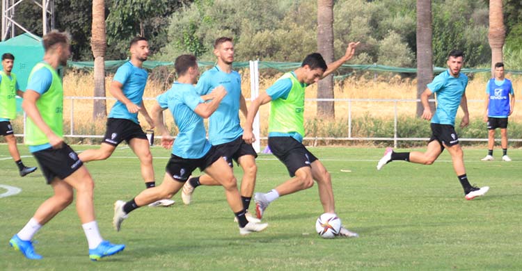 Toni Arranz disparando a puerta tras dejar atrás a varios compañeros.Toni Arranz disparando a puerta tras dejar atrás a varios compañeros.