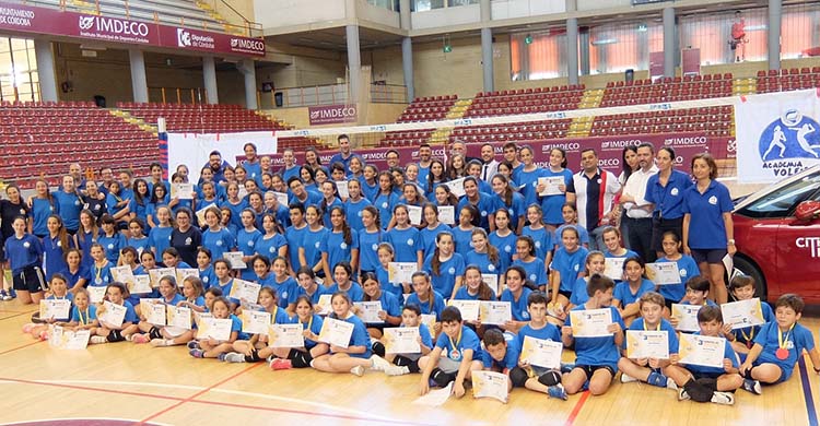 Los canteranos del Academia Voleibol Córdoba tras su último Campus celebrado en Vista Alegre.