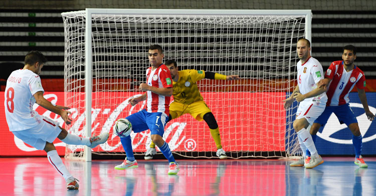 Adolfo en la acción del 2-0 para España, con Solano atento. Foto: FIFA.com