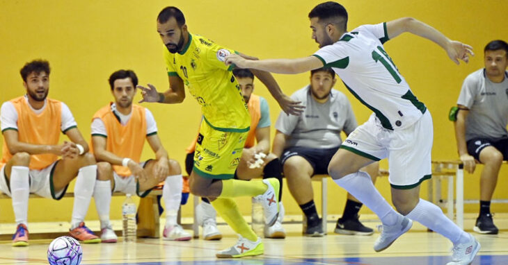 Alberto Saura persiguiendo a un rival amarillo. Foto: JuancaMartos