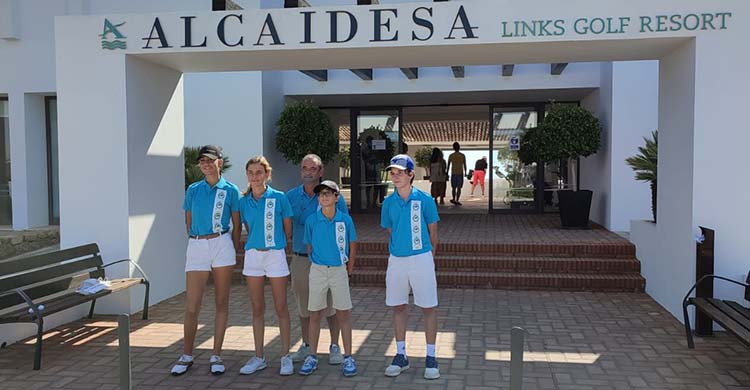 El equipo del Real Club de Campo de Córdoba posando en la casa club de Alcaidesa Links.