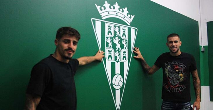 Álex Meléndez y Julio Iglesias posando junto al escudo del Córdoba CF.