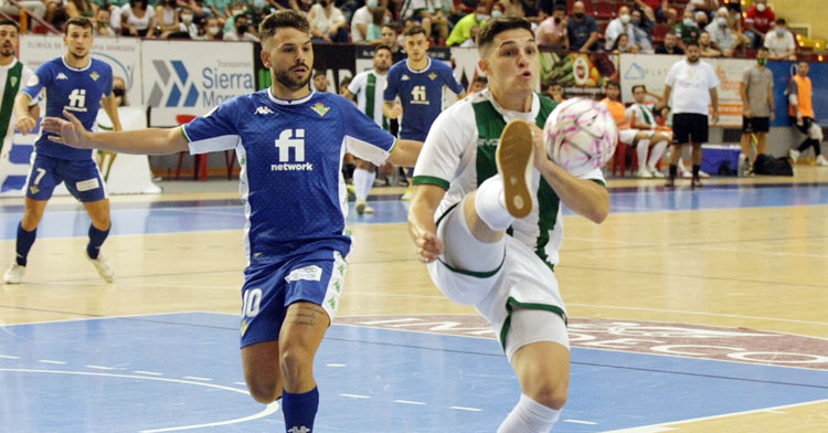 Saura celebrando uno de sus goles antes de marcharse lesionado. Foto: Córdoba Futsal