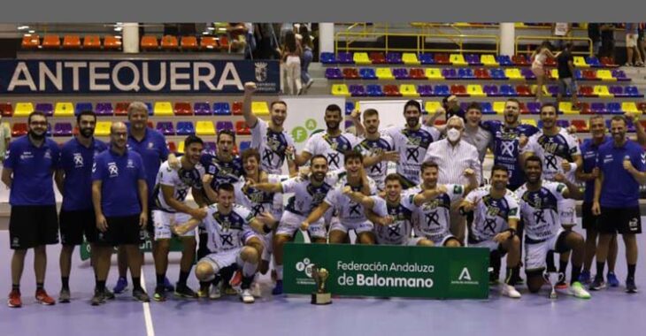 La plantilla del Ángel Ximénez posando con su séptima Copa de Andalucía.