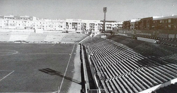 La primera visita del Don Benito a Córdoba fue en la temporada 1955-56, justo la campaña en la que se volvió a abrir El Arcángel para que los blanquiverdes jugaran sus encuentros.