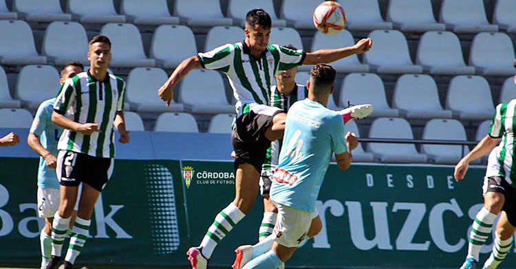 El Córdoba B defendió como pudo el empuje del Ciudad de Lucena. Foto: Córdoba CF