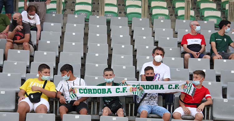 Hubo muchos asientos vacíos en el primer partido en El Arcángel. Autor: Paco Jiménez