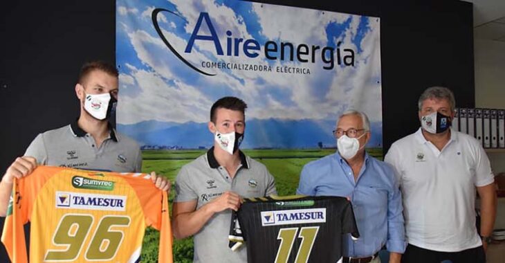 Los dos primeros fichajes del Ángel Ximénez, Sean Corning y Michal Konecny, muestran sus camisetas junto a Mariano Jimenez y Paco Bustos.