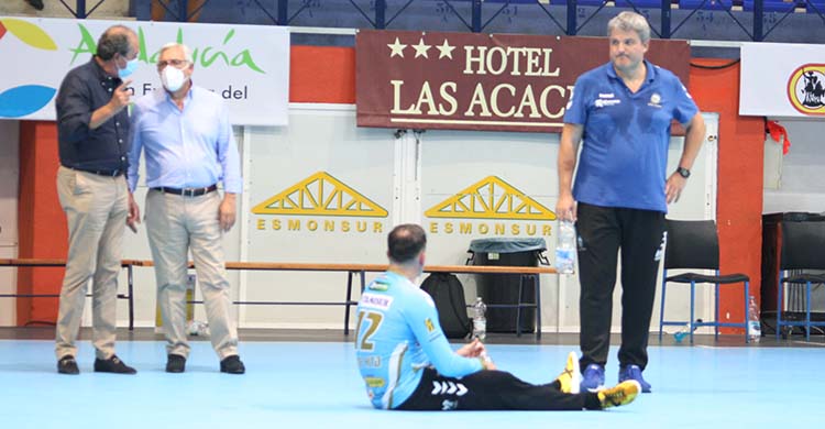 Paco Bustos junto a Álvaro de Hita saboreando el triunfo ante el Sinfín, con el presiente, Mariano Jiménez, departiendo junto a su vicepresidente Francis Pérez.