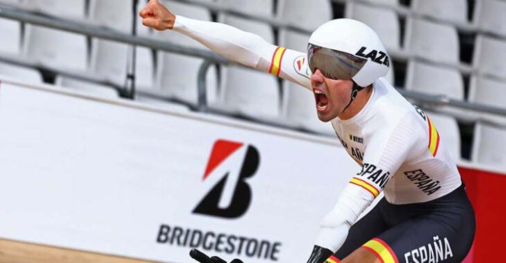 Alfonso Cabello celebrando a lo grande su oro en Tokio.