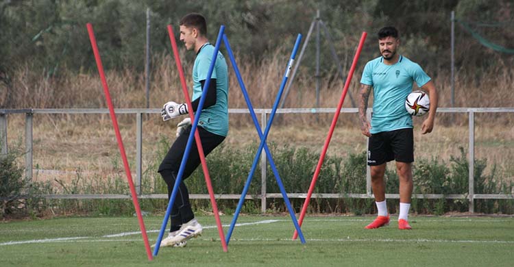 Carlos Marín y Alejandro Viedma ejercitándose al margen del grupo en la vuelta a los entrenamientos del Córdoba CF.