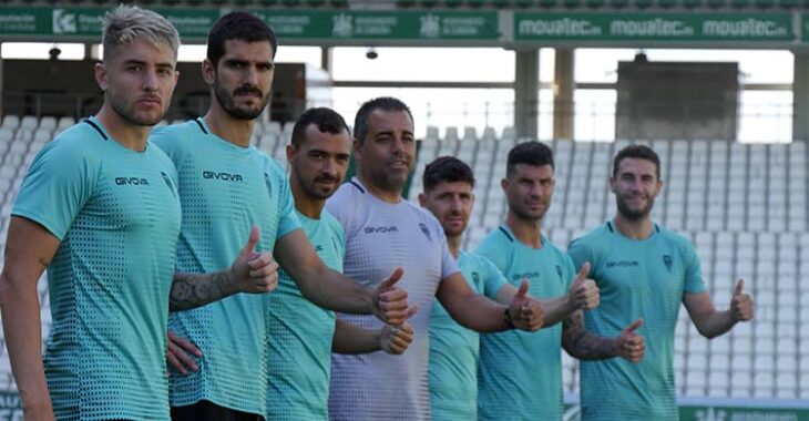 Listos. Antonio Casas, Bernardo, De las Cuevas, Germán Crespo, Javi Flores y Wllly muestran sus pulgares ante el inicio liguero.