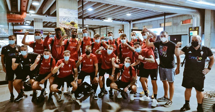 La expedición del Mensajero el pasado domingo a su regreso a La Palma tras ganar al Tamaraceite su partido de liga.