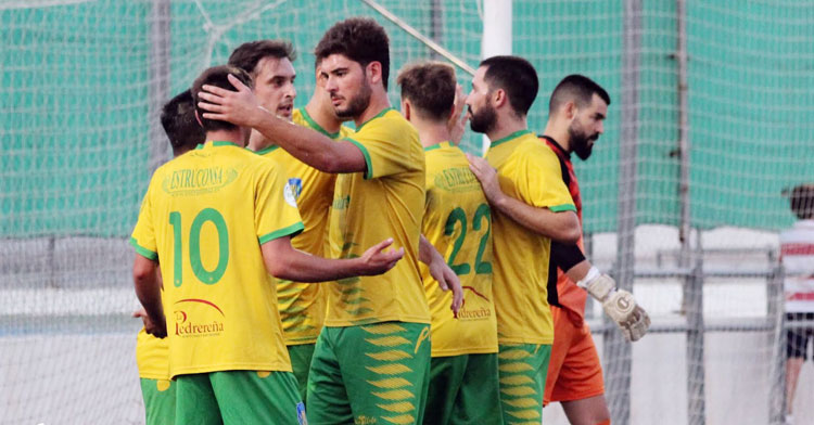 Los jugadores auriverdes celebrando un tanto. Foto: Montilla CF