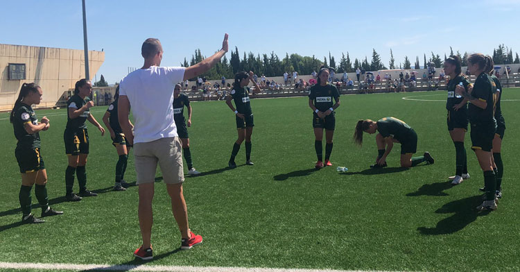 Pepe Contreras da instrucciones a sus pupilas en una de las pausas de hidratación. Foto: Córdoba Femenino