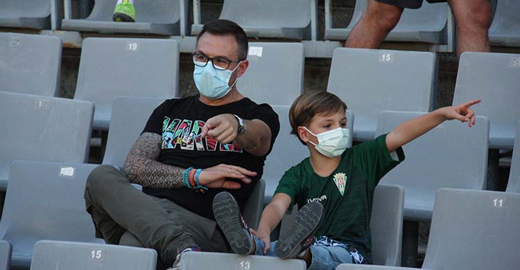 Cordobesismo. Padre e hijo señalan al terreno de juego en El Arcángel.