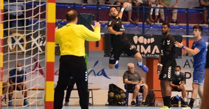 José Cuenca volando desde su extremo ante el meta del Benidorm.