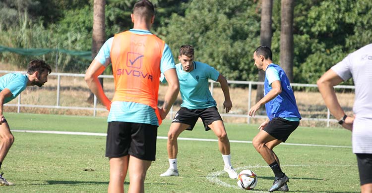 Miguel de las Cuevas encarando a José Alonso.