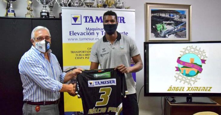 Delcio Pina mostrando su camiseta junto al presidente del Ángel Ximénez, Mariano Jiménez.