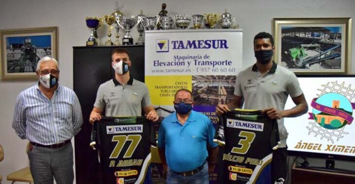 Delcio Pina y Pere Arnau muestras sus camisetas junto a Antonio Muñoz de Tamesur y al presidente del club.