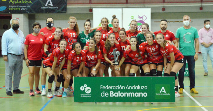 Las chicas del Deza Córdoba de Balonmano posando con su trofeo de subcampeón. Foto: CBM