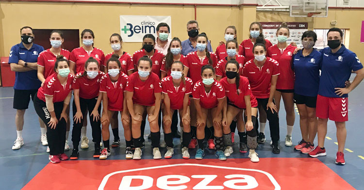 Las chicas del Deza Córdoba de Balonmano recibieron esta semana la visita del presidente del IMDECO, Manuel Torrejimeno. Foto: CBM