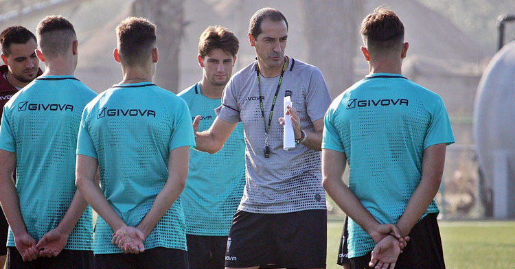 Diego Caro aleccionando esta semana a sus pupilos. Foto: CCF