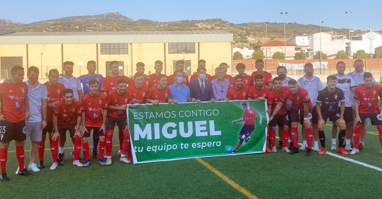 El Egabrense con una pancarta de apoyo a su capitán Miguel Venzalá, en el lecho del dolor. Foto: CD Egabrense