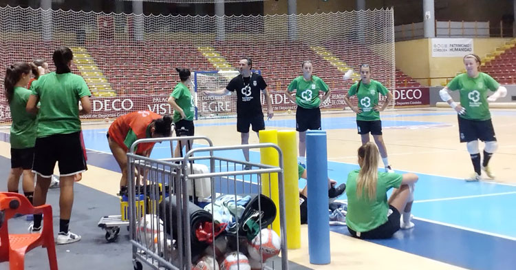 Juanma Cubero junto a sus jugadoras en una sesión