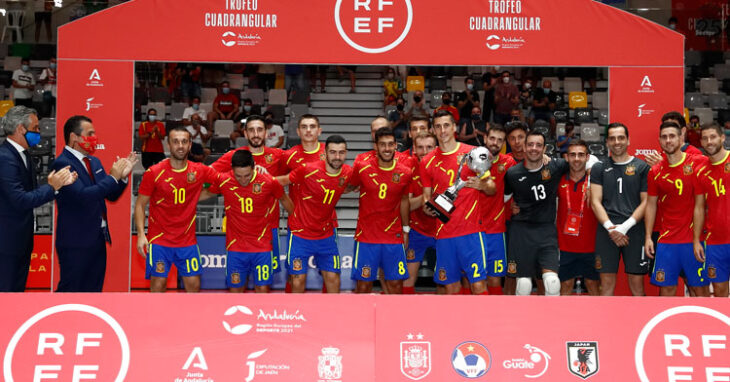 La selección española con el trofeo logrado en Jaén. Foto: RFEF