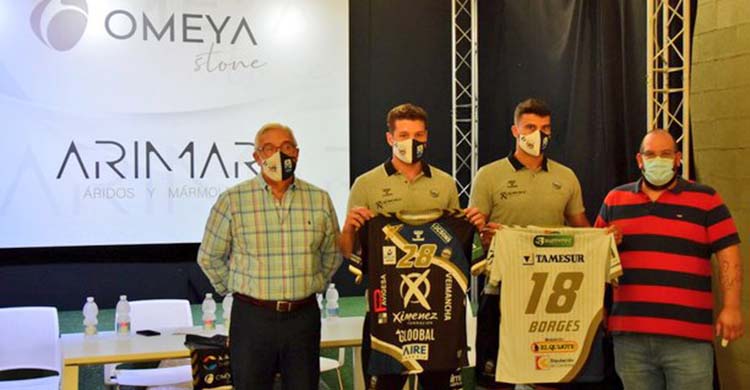 Felipe Borges y Chen Pomeranz posando junto a Mariano Jiménez y Álvaro Molina durante su presentación.