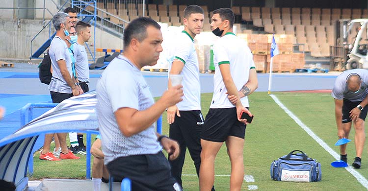 Germán Crespo templando los nervios con un café, con Carlos Marín y Adrián Fuentes al fondo, que viajaron pese a no estar convocados.
