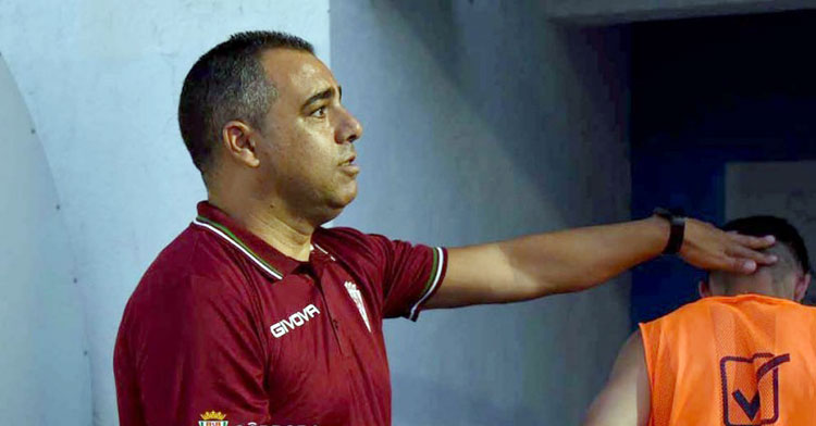 Germán Crespo felicita a uno de sus jugadores tras la victoria en Don Benito. Foto: CCF