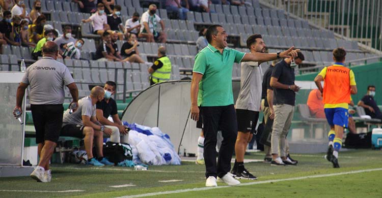 Germán Crespo dando instrucciones en la banda junto a Álex Prieto.